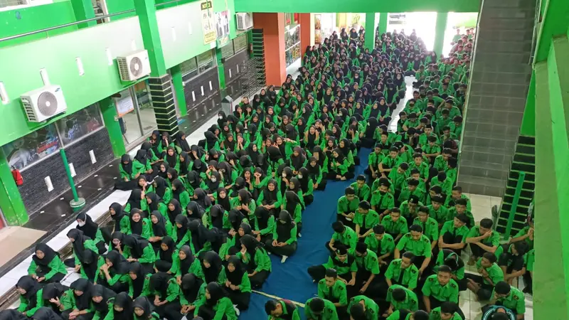 Ribuan santri dan siswa El Bayan dan Nurjalin Gelar Istighosah, menyusur serangan ke SMK Komputama Jeruklegi, Cilacap, Jawa Tengah. (Foto: Liputan6.com/El Bayan)