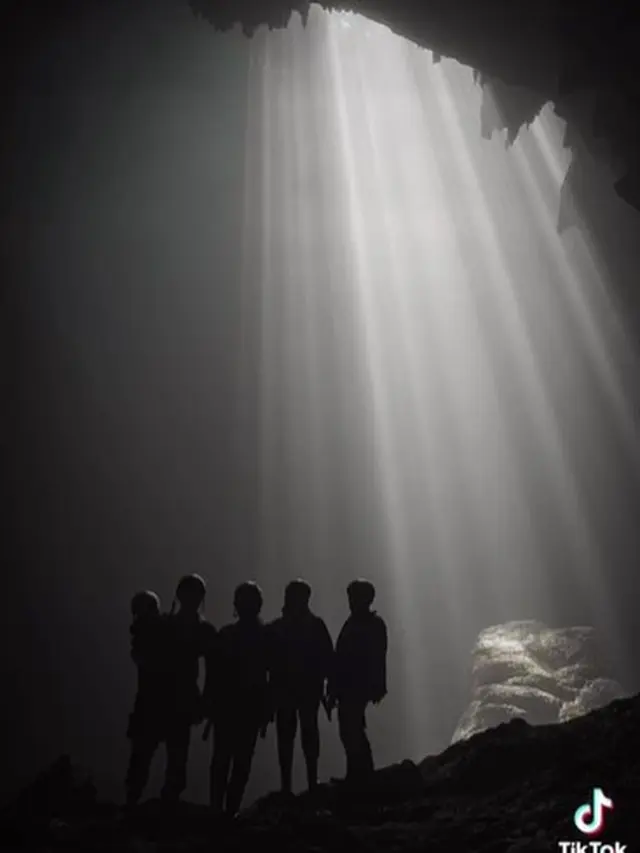 Arie Untung dan keluarga liburan ke sebuah gua (Instagram/ariekuntung)