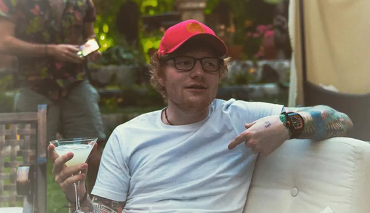 Di episode pertama, Ed Sheeran berperan sebagai salah satu karakter dari klan Lannister. Ia dan teman-temannya sedang berkemah dan kemudian dihampiri Aria Stark, sosok yang sangat membenci klan Lannister. (Instagram/teddysphotos)