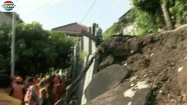 Sebelumnya, Gubernur DKI Jakarta Anies Baswedan yang datang meninjau lokasi kejadian, mengatakan rumah yang terdampak longsor tersebut berdiri di lahan hijau.