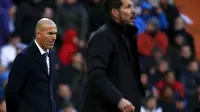 Pelatih Atletico Madrid, Diego Simeone, (kanan) menyemangati anak-anak asuhnya pada pertandingan melawan Real Madrid di Santiago Bernabeu, Santu (27/2/2016) malam WIB. (Reuters/Juan Medina)