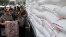 Rencananya gula sebanyak 60 ton ini akan dikirim ke Ciawi tetapi oleh oknum supir diselewengkan, Jakarta, Rabu (24/6/2015). Polda Metro Jaya berhasil mengamankan 60 ton gula pasir dan tiga orang tersangka di kawasan Tangerang. (Liputan6.com/Johan Tallo)
