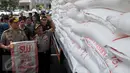 Rencananya gula sebanyak 60 ton ini akan dikirim ke Ciawi tetapi oleh oknum supir diselewengkan, Jakarta, Rabu (24/6/2015). Polda Metro Jaya berhasil mengamankan 60 ton gula pasir dan tiga orang tersangka di kawasan Tangerang. (Liputan6.com/Johan Tallo)