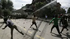 Warga melempari batu ketika kegiatan menarik kereta Dewa Rato Machhindranath dalam sebuah festival keagamaan dihentikan aparat kepolisian di Lalitpur, Nepal (3/9/2020). Aparat kepolisian berupaya membubarkan warga untuk mengendalikan penyebaran Covid-19. (AP Photo/Niranjan Shrestha)