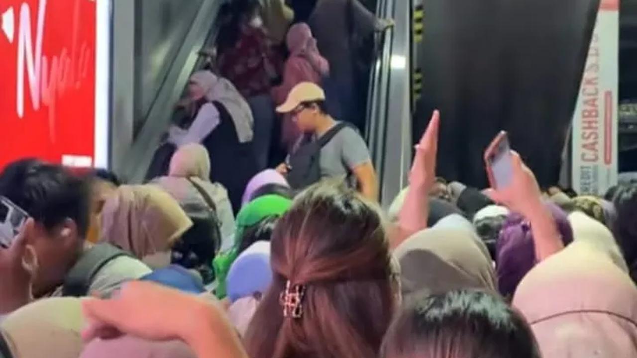 Selain itu, KAI Commuter bakal memindahkan tempat pengisian daya ponsel di depan eskalator karena dapat menghalangi mobilitas penumpang.
