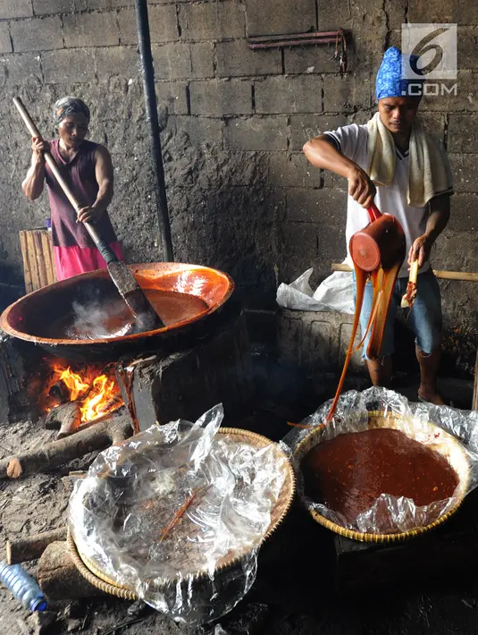 Pekerja mengaduk adonan saat membuat dodol keranjang di pabrik Ny Lauw, Neglasari, Tangerang, Banten, Minggu (27/1). Dodol keranjang untuk Imlek ini dijual dengan harga Rp 63 ribu per kilogram. (Merdeka.com/Arie Basuki)