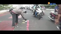 Pembalakan liar berlangsung terang-terangan di Pulau Buru. Gara-gara solar tumpah, pengendara motor berjatuhan di Jakarta. 