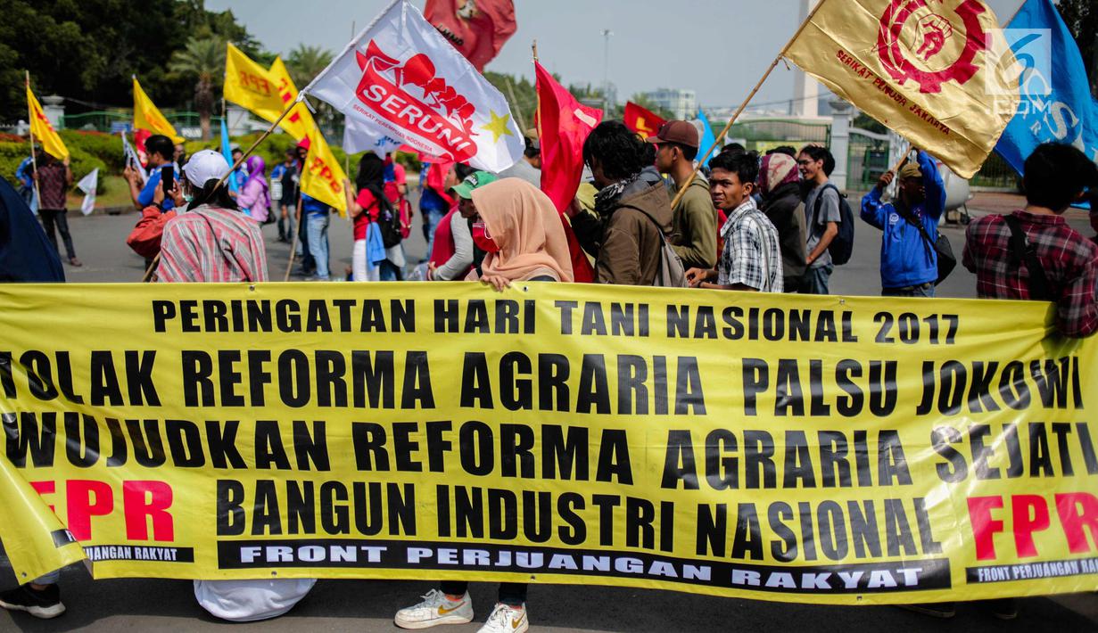 Massa yang tergabung dalam Front Perjuangan Rakyat (FPR) membentangkan spanduk saat menggelar aksi unjuk rasa di depan Istana Negara, Jakarta, Senin (25/9). Aksi tersebut sebagai peringatan Hari Tani Nasional (HTN) 2017. (Liputan6.com/Faizal Fanani)