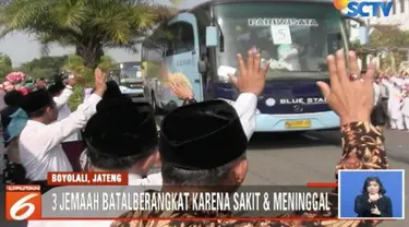 Jemaah calon haji asal Merauke dilepas dengan hadrad islami Papua dengan berjalan kaki menuju Masjid Raya Al Aqsa, Merauke, Papua.