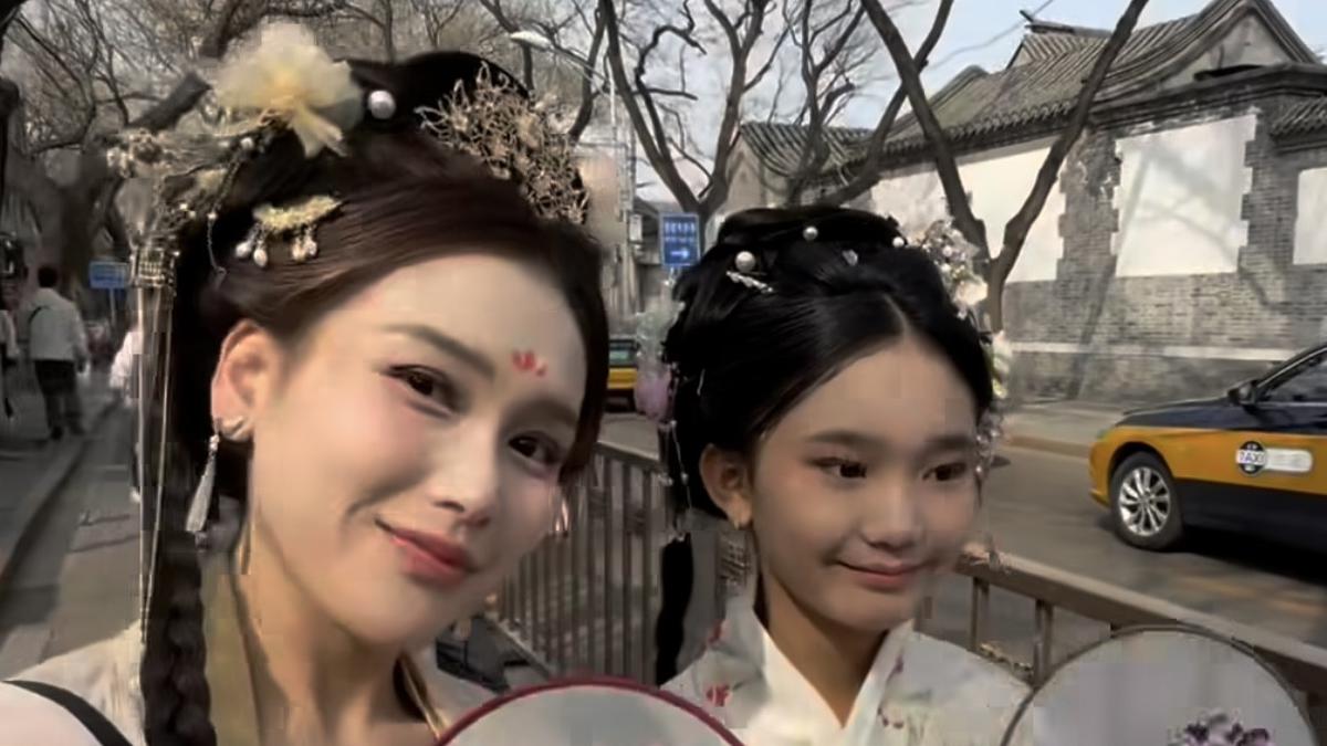 Libur Lebaran, Ayu Ting Ting Ajak Bilqis Liburan ke China Kompak Kenakan Baju Tradisional dan Hanfu Bak Pemain Dracin