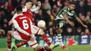 Pemain Sporting CP, Marcus Edwards, melepaskan tendangan saat melawan Arsenal pada leg kedua babak 16 besar Liga Europa di Stadion Emirates, Jumat (17/3/2023). (AP Photo/Ian Walton)