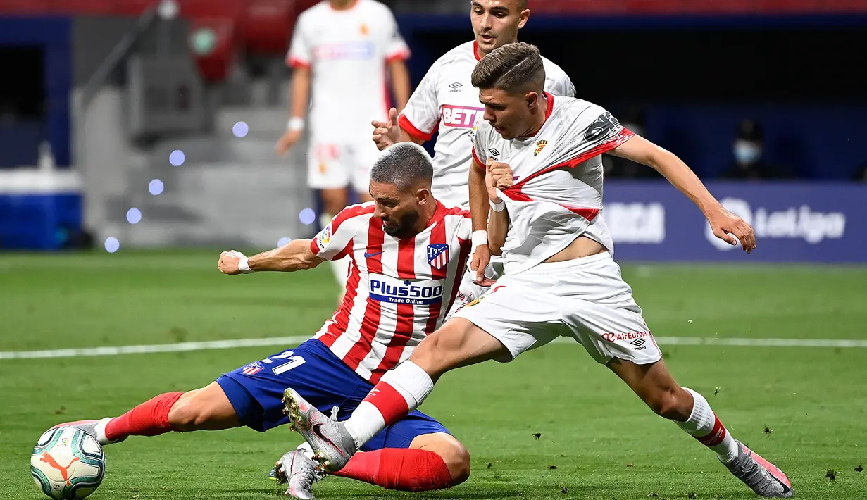 Gelandang Atletico Madrid, Yannick Ferreira Carrasco, berebut bola dengan bek Real Mallorca, Antonio Raillo, pada laga lanjutan La Liga di Wanda Metropolitano, Sabtu (4/7/2020) dini hari WIB. Atletico Madrid menang 3-0 atas Mallorca. (AFP/Pierre-Philippe Marcou)