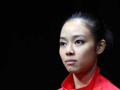 Atlet wushu Indonesia, Lindswell Kwok, meraih medali emas wushu di nomor taijijian SEA Games 2015 yang berlangsung di Singapore Expo, Singapura. Senin (8/6). (Bola.com/Arief Bagus)