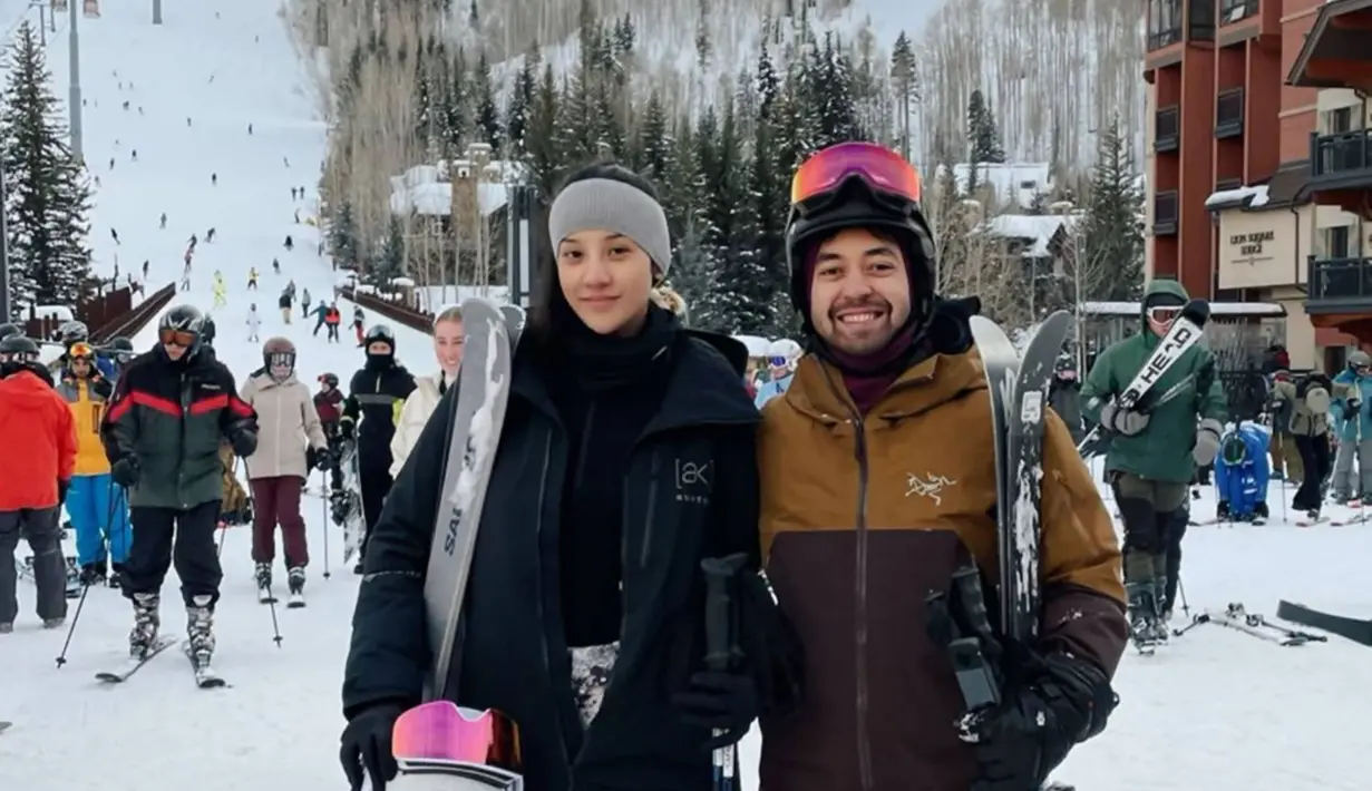 Begini potret kebersamaan Anya Geraldine dan kekasihnya yang bernama Nadif Zahiruddin saat berada di Colorado, Amerika Serikat. Dalam liburannya ini keduanya menikmati momen bermain ski salju bersama di resort yang berada di kawasan Vail. Momen ini pun banyak ia abadikan dalam media sosial Instagramnya. (Liputan6.com/IG/@anyageraldine)