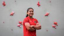 Atlet panjat tebing Indonesia, Desak Made Rita Kusuma Dewi berpose di depan fotografer saat pelatihan nasional (Pelatnas) panjat tebing untuk Olimpiade 2024 di area parkir Hotel Santika Premiere Kota Harapan Indah, Kota Bekasi, Selasa (05/03/2024). (Bola.com/Bagaskara Lazuardi)