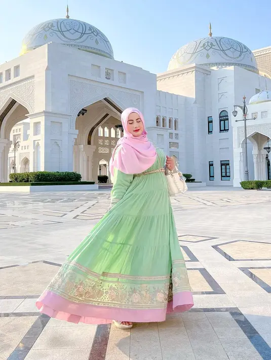 Dress berwarna pastel super cantik ala Tasyi ini juga menarik untuk disimak. Dress ini memiliki motif floral yang sederhana, namun sempurna untuk mempercantik keseluruhan penampilan Tasyi. Ia padukan dengan hijab merah muda yang serasi. Foto: Instagram.