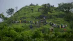 Tim penyelamat mendaki gunung saat berjalan menuju lokasi longsor di distrik Raigad, negara bagian Maharashtra barat, India, Kamis, 20 Juli 2023. (AP Photo/Rafiq Maqbool)
