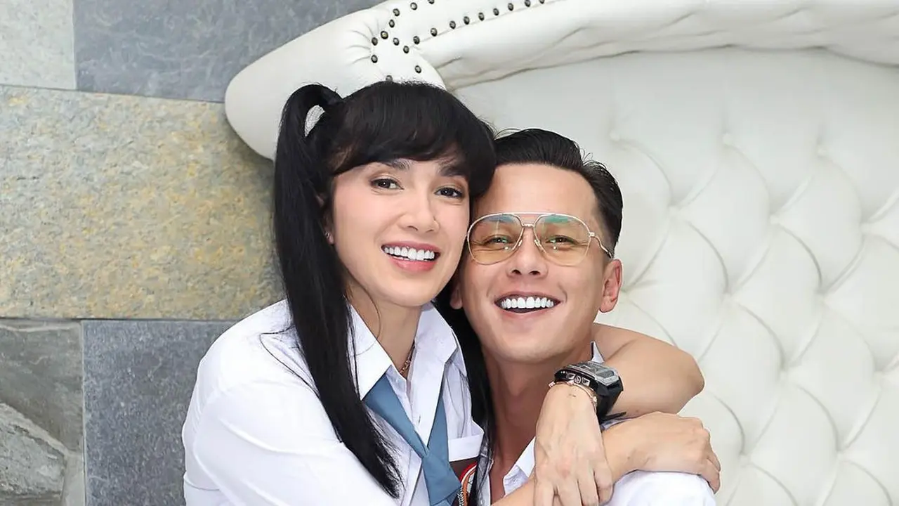 [Fimela] Keluarga Ussy Sulistiawaty dan Andhika Pratama
