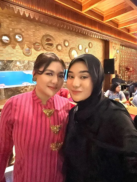 Vicky Shu tampil memesona dibalut kebaya janggan warna pink cerah lengkap dengan bros emasnya. [@clarashintareal]