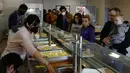 Pengungsi Ukraina yang melarikan diri dari perang beristirahat di Youth Hostel, Calais, Prancis, 8 Maret 2022. PBB mengatakan, serangan gencar Rusia telah memaksa lebih dari 2 juta orang meninggalkan Ukraina. (AP Photo/Michel Spingler)
