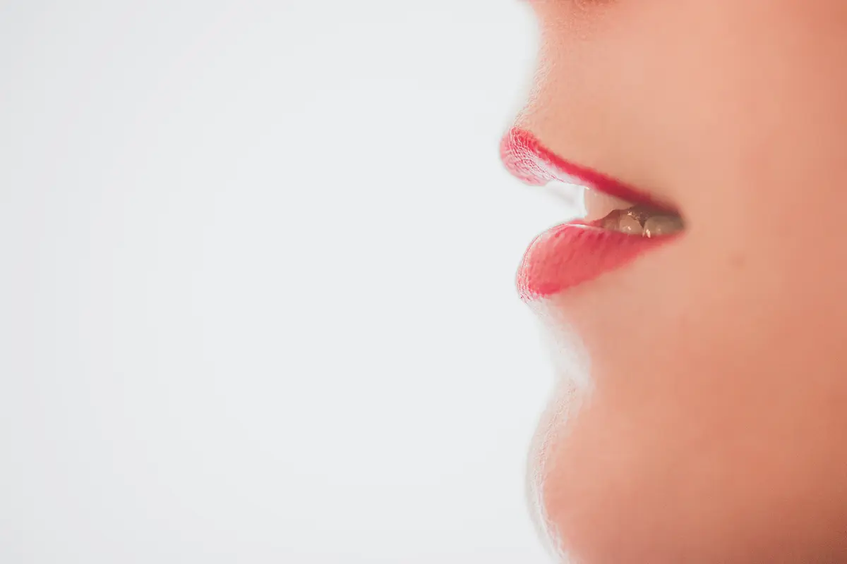 Bibir gelap jadi bercahaya dengan menggunakan aqua lips/unsplash Timothy