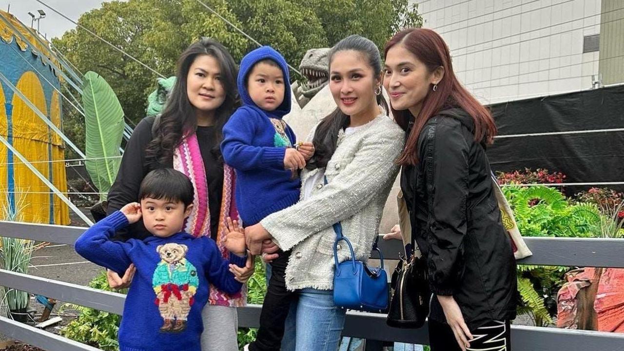 Di kolom komentar unggahan potretnya banyak netizen yang memberikan pujian untuk Sandra dan anak-anaknya.