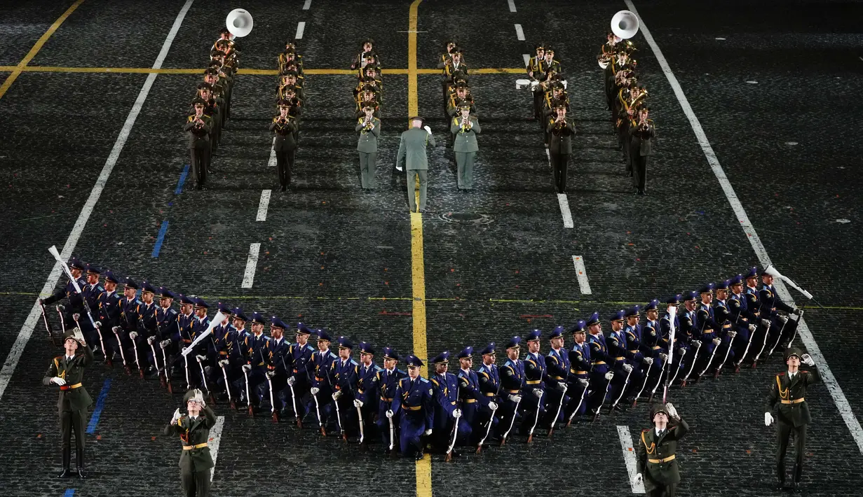 Prajurit band militer Belarus tampil selama Festival Musik Militer Internasional Menara Spasskaya di Lapangan Merah di Moskow, Rusia, Kamis (26/8/2021). Lebih dari 40 negara telah mengambil bagian dalam festival ini sejak 2006. (AP/Alexander Zemlianichenko)