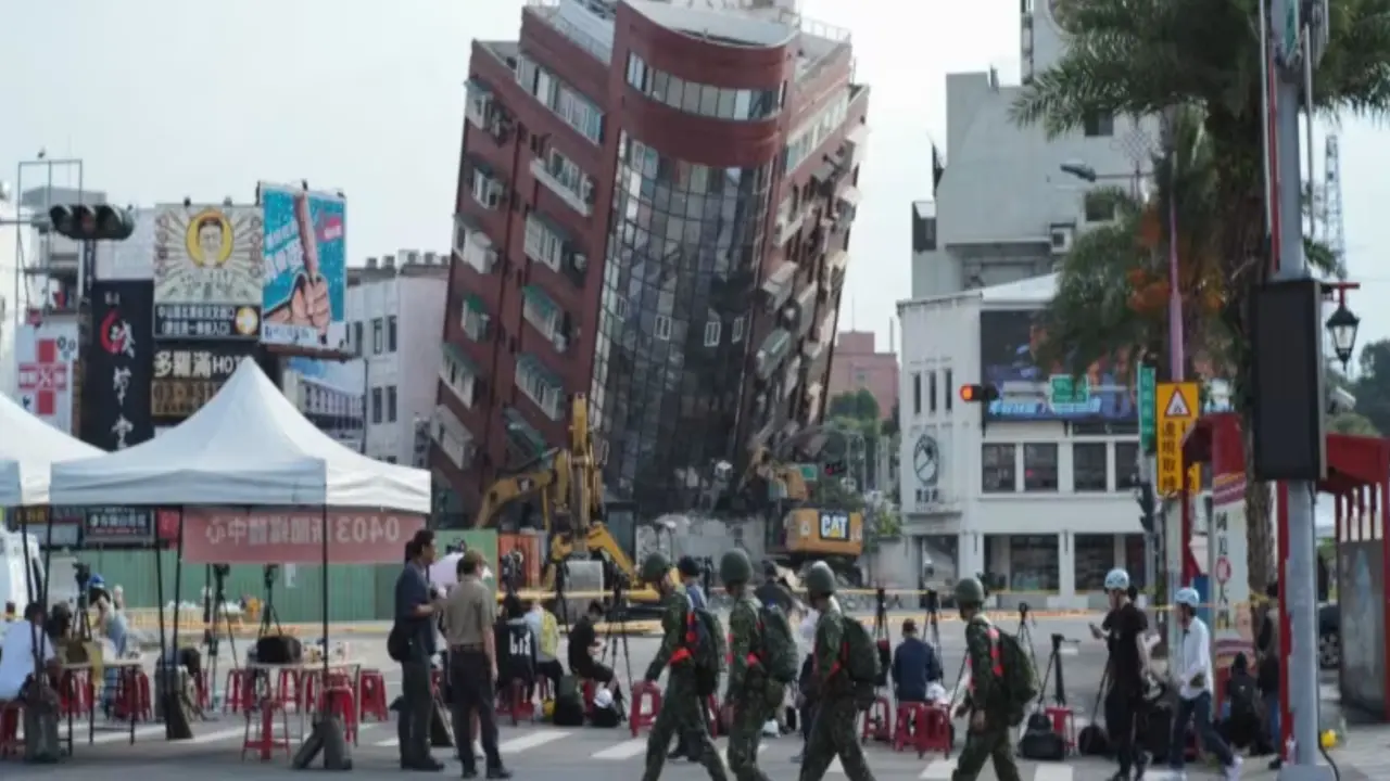 Gambar ini menunjukkan bangunan miring akibat gempa di Hualien pada 4 April 2024. (AFP/Sam Yeh)