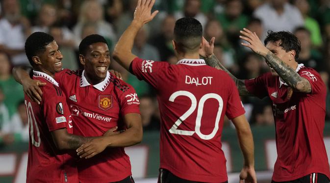 <p>Pemain Manchester United Anthony Martial (Kedua kiri) dengan rekan setimnya merayakan gol kedua timnya dalam pertandingan Liga Europa melawan Omonia di Stadion&nbsp;Nego GSP, Kamis (6/10/2022) malam WIB. MU menang 3-2. (AP Photo/Petros Karadjias )</p>
