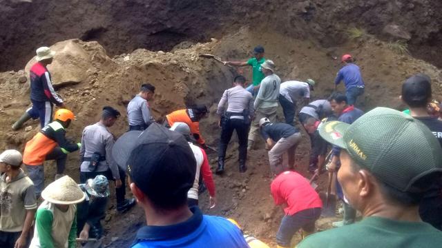 Pencarian dua korban tertimbun pasir hari pertama dengan cara manual terkendala material yang bervolume besar dan turunnya hujan. (Foto: Liputan6.com/Polres Wonosobo/Muhamad Ridlo)