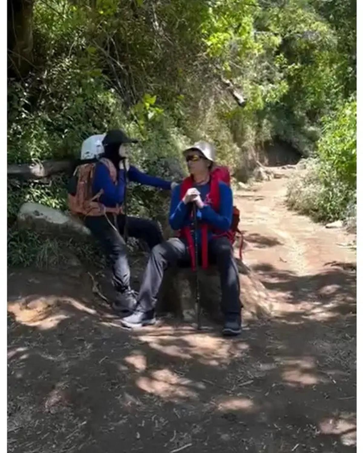 6 Potret Henny Rahman dan Alvin Faiz Mendaki Gunung Merbabu, Jadi Hobi Baru