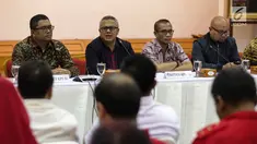 Ketua KPU Arief Budiman (kedua kiri) memaparkan Hasil Penelitian Administrasi Perbaikan kepada 9 Partai Politik (Putusan Bawaslu) di Gedung KPU Pusat, Jakarta, Minggu (24/12). KPU menyatakan 2 dari 9 partai lolos. (Liputan6.com/Faizal Fanani)