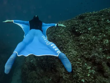 Penyelam gaya bebas asal Monaco, Pierre Frolla memakai prototipe wetsuit 'Oceanwings' saat menyelam di laut Mediterania (13/8). Wetsuit yang digunakan melucur dalam air tersebut diproduksi oleh Aqualung. (AFP Photo/Boris Horvat)