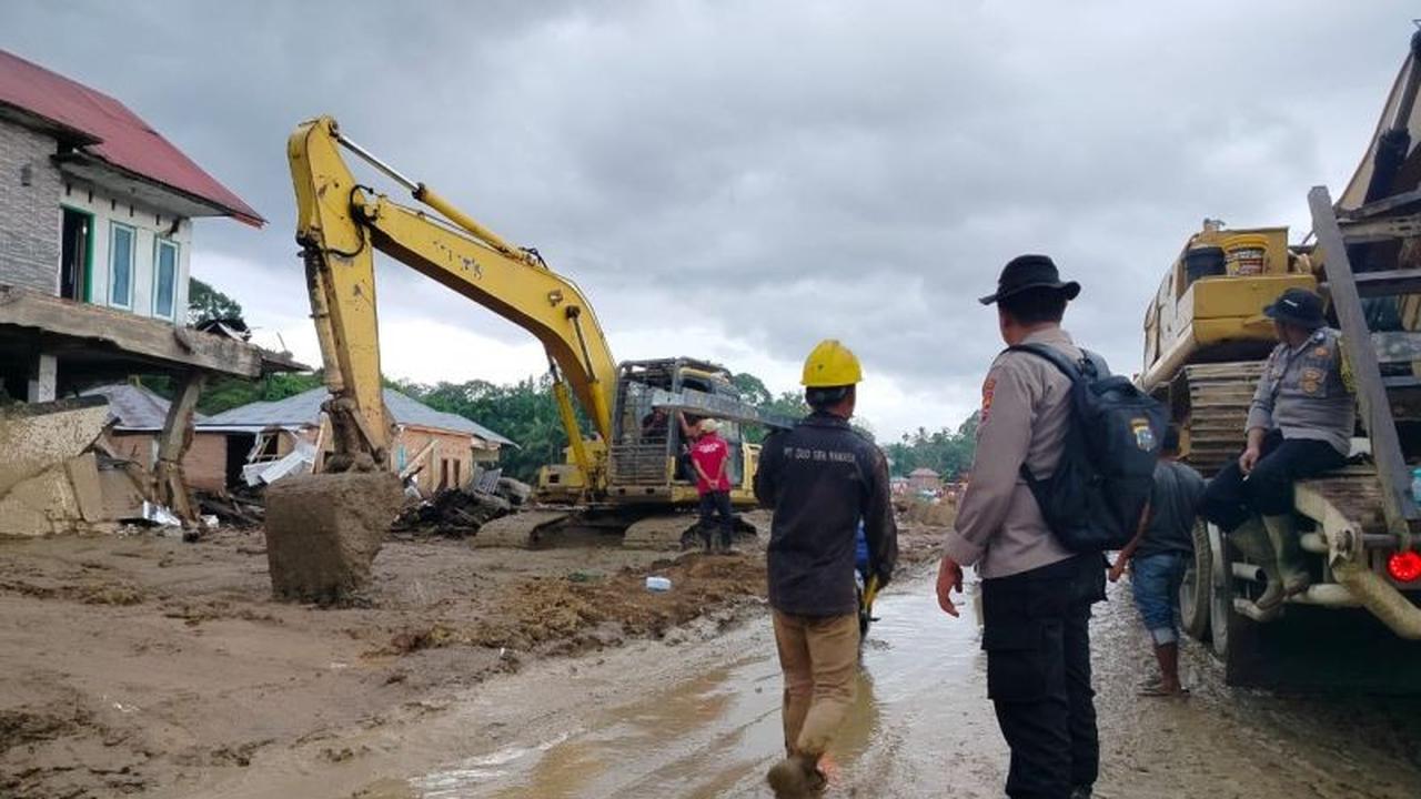 Pemkab Agam Tutup Jalan Palembayan untuk Percepat Pembersihan Material Banjir Bandang