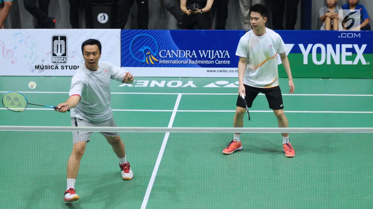 Menpora Imam Nahrawi saat bermain bulutangkis bersama Kevin Sanjaya Sukamuljo.
