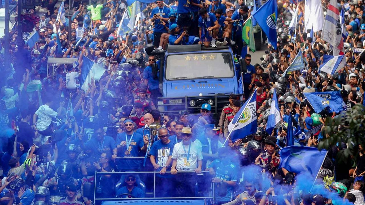 FOTO: Ribuan Bobotoh Iringi Pawai Persib Bandung