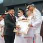 Gubernur Jawa Tengah, Ganjar Pranowo saat menerima penghargaan yang diberikan Menteri Dalam Negeri, Tito Karnavian pada Peringatan Hari Otonomi Daerah (Otda) XXVII.