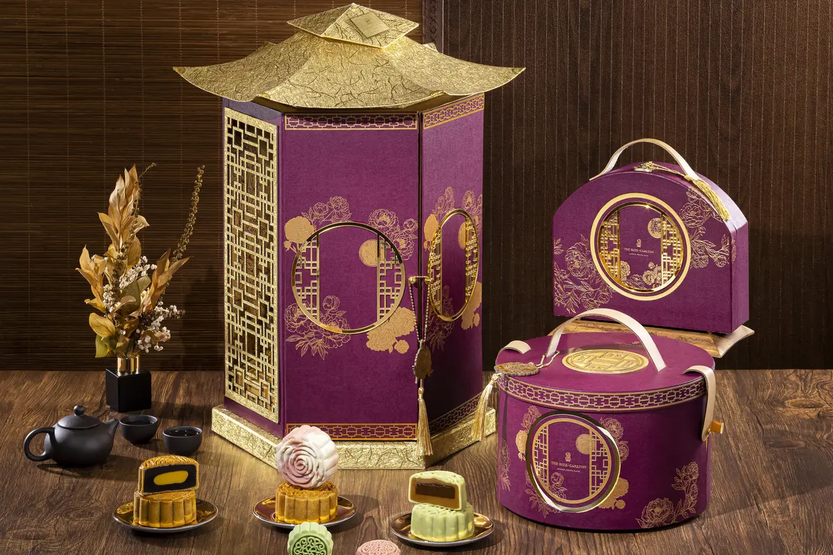 Kue bulan dibuat dengan menggabungkan resep tradisional dan modern.