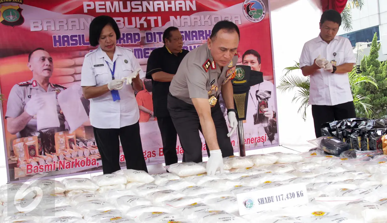 Barang bukti narkotika yang akan dimusnahkan di Mapolda Metro Jaya, Jakarta, Kamis (2/3). Barang bukti itu berupa 9,77 kg tembakau cap gorilla, 2,057 kg ganja, 15 kg serbuk ekstasi dan 350 kg bahan dasar tembakau gorilla. (Liputan6.com)