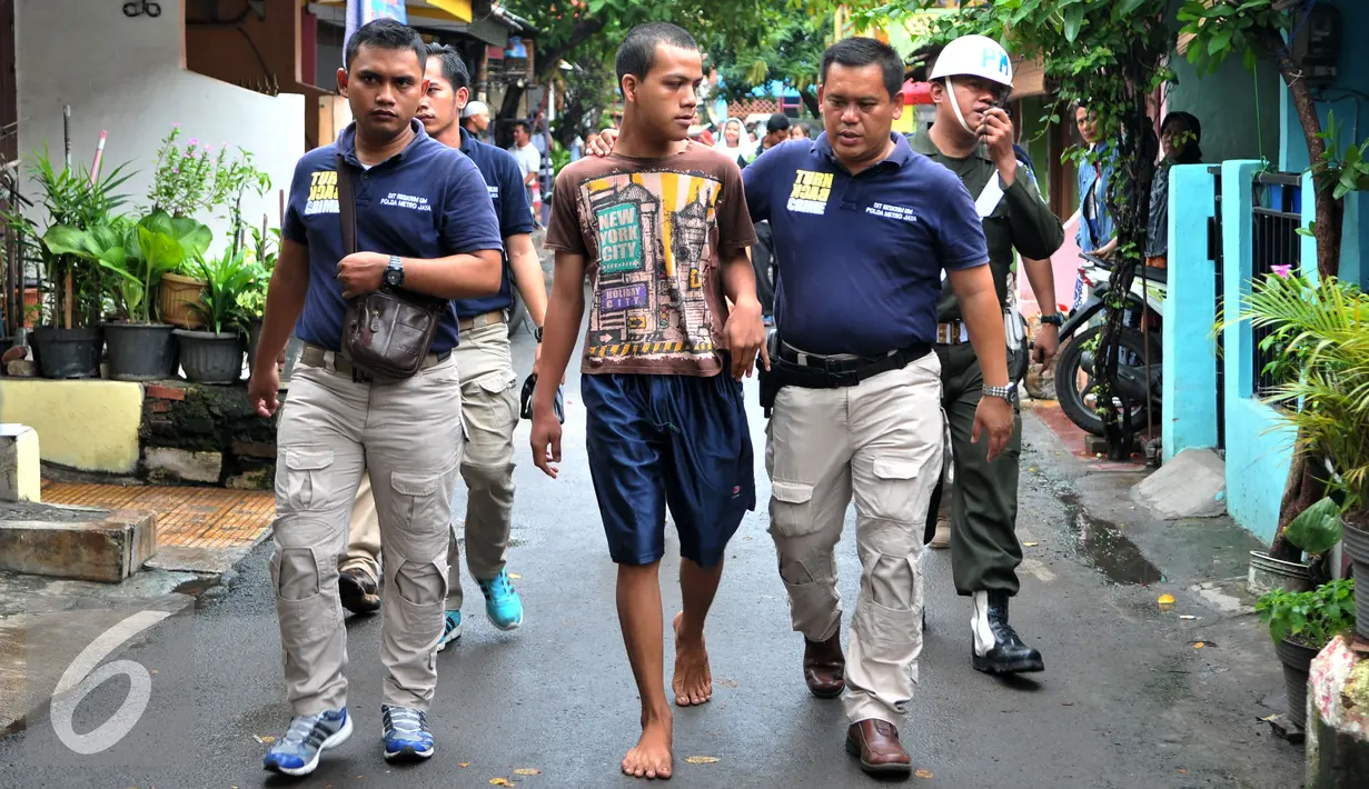  Aparat gabungan Polisi dan TNI saat mengamankan satu orang yang diduga menjadi bandar narkoba dan terlibat dalam pengeroyokan di kampung Berlan, Jalan Kesatrian, Matraman, Jakarta Timur, Kamis (21/1). (Liputan6.com/Yoppy Renato)