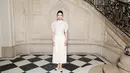 Rikako Yagi  mengenakan  Dior Haute Couture Spring-Summer 2023 cream blouse-jacket in oblique cannage yang dihiasi motif kordonnet sutra serasi pada rok shantung sutra ecru. Dia juga memakai sepatu Dior. [Dok/Dior]