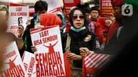 Massa Aliansi Cerahkan Negeri (ACN) melakukan aksi penolakan keberadaan Lesbian, Gay, Biseksual, Transgender (LGBT) di depan kantor Wali Kota Depok, Jumat (31/1/2020). Aksi itu bentuk kekhawatiran dengan meningkatnya jumlah penderita HIV setiap tahunnya di Kota Depok. (merdeka.com/magang/Fayyadh)