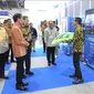 Tim Inacash dan Plasticpay memperkenalkan RVM Inacash x Plasticpay kepada Presiden Joko Widodo, yang turut hadir bersama sejumlah menteri dan Gubernur Bank Indonesia, Perry Warjiyo. (Ist).