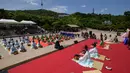 Suasana ritual upacara “Coming of Age” di tengah Namsan Hanok Village di Seoul, Senin (20/5/2019). Di Korea Selatan, Coming of Age Day atau hari kedewasaan dirayakan secara nasional setiap tahun pada hari Senin ketiga di bulan Mei. (Ed JONES/AFP)