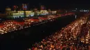 Orang-orang menyalakan lampu di tepi sungai Saryu di Ayodhya, India, Rabu (3/11/2021). Lebih dari 900.000 lampu minyak dinyalakan dan terus menyala selama 45 menit saat kota Ayodhya mempertahankan Rekor Dunia Guinness sebagai bagian dari perayaan festival Diwali. (AP Photo/Rajesh Kumar Singh)