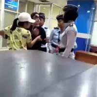 Masyarakat dunia maya dihebohkan dengan video yang memperlihatkan seorang wanita menampar petugas di bandara. (Foto: Instagram)