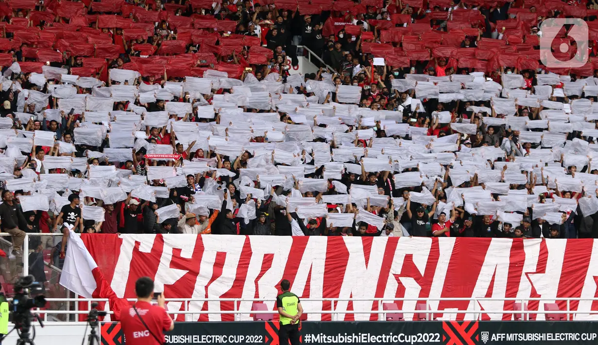 Suporter timnas Indonesia kertas membentuk bendera Merah Putih jelang laga timnas Indonesia melawan Thailand pada lanjutan kualifikasi Grup A Piala AFF 2022 di Stadion Utama Gelora Bung Karno, Jakarta, Kamis (29/12/2022). Laga berakhir imbang 1-1 meski Indonesia sempat unggul lewat gol yang dicetak Marc Anthony Klok lewat titik putih. (Liputan6.com/Helmi Fithriansyah)