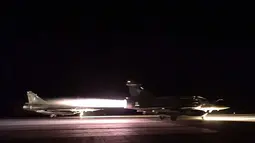 Jet tempur Prancis bersiap lepas landas dari lokasi yang dirahasiakan menuju Suriah (16/11). Prancis akan melakukan penyerangan ke ISIS sebagai tindakan Prancis menanggapi aksi penyerangan di Paris yang menewaskan lebih dari 130 orang. (Dailymail)