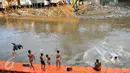 Warga berenang di bantaran sungai Ciliwung, Jakarta, Rabu (18/5/2016). Relokasi warga bantaran sungai Ciliwung akan dilakukan secara bertahap karena rumah susun (rusun) masih dalam tahap pembangunan. (Liputan6.com/Yoppy Renato)