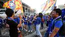 Suporter Thailand bernyanyi jelang menyaksikan laga final kedua Piala AFF 2016 antara Thailand melawan Indonesia di Rajamangala National Stadium, Sabtu (17/12). Laga sebelumnya, Thailand kalah 1-2. (Liputan6.com/Helmi Fithriansyah)